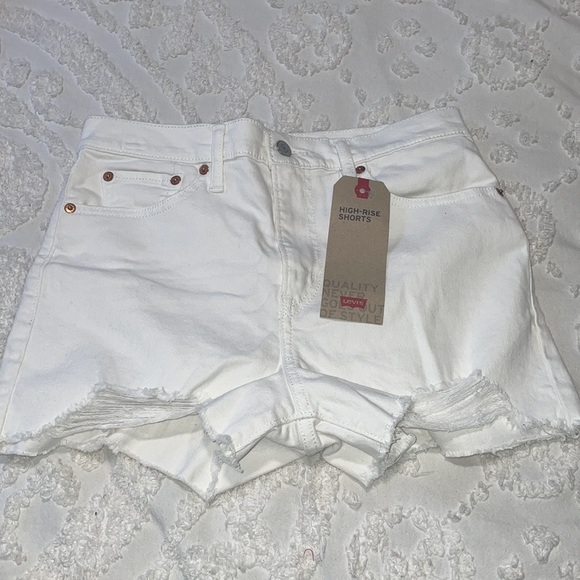 NWT Levi’s white high rise slim through hip shorts - Picture 11 of 16
